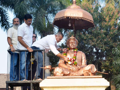 वाचन कट्टा उपक्रमाचा शुभारंभ-मा नगराध्यक्ष श्री अमोल मोहिते श्री.छ.प्रतापसिंह महाराज(थो) यांच्या पुतळ्यास पुष्पहार अर्पण करताना