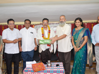 अ. भा. मराठी साहित्य महामंडळ अध्यक्षपदी निवड झाल्याबद्दल प्रा. मिलिंद जोशी यांचा सत्कार करताना श्री अनंतराव जोशी 