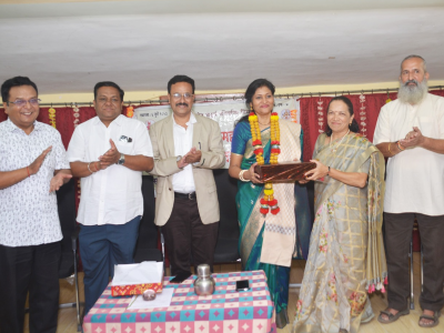 अ. भा. मराठी साहित्य महामंडळ कार्यवाहपदी निवड झाल्याबद्दल सौ सुनीताराजे पवार यांचा सत्कार करताना सौ वैदेही कुलकर्णी 