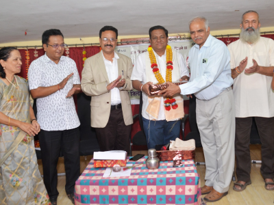 अ. भा. मराठी साहित्य महामंडळ कोषाध्यक्षपदी निवड झाल्याबद्दल श्री विनोद कुलकर्णी यांचा सत्कार करताना श्री अजित कुबेर 