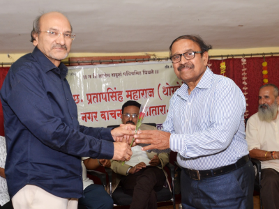 मसाप पिंपरी चिंचवडचे अध्यक्ष व कवि राजन लाखे यांचे स्वागत करताना कार्यवाह श्री प्रकाश शिंदे 