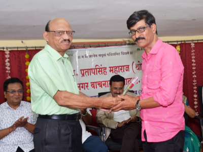 लेखक श्री दिनेश फडतरे यांचा सत्कार करताना संचालक डॉ. शाम बडवे 