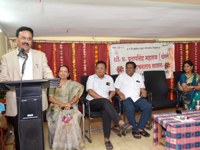 प्रा. मिलिंद जोशी आपले मनोगत व्यक्त करताना 