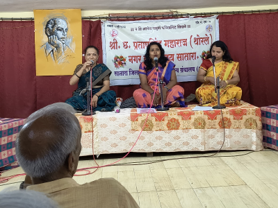 जयवंत दळवी यांच्या निवडक साहित्याचे अभिवाचन करताना डॉ. अदिती काळमेख,वैदेही कुलकर्णी,धनश्री भिडे 