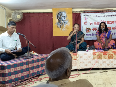 जयवंत दळवी यांच्या निवडक साहित्याचे अभिवाचन करताना अजय गिजरे