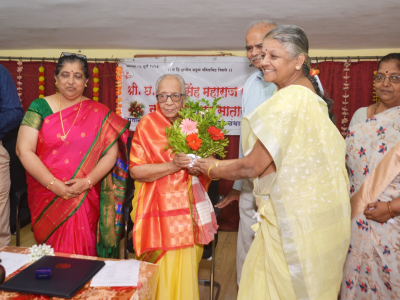 ॲडव्होकेट वर्षा देशपांडे व ग्रंथपाल सौ रूपा मुळे यांच्या मातोश्री श्रीमती उर्मिला  देशपांडे  यांचा सत्कार करताना डॉ.ज्योत्स्ना कोल्हटकर