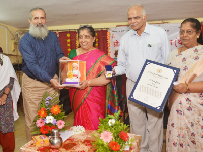 ॲडव्होकेट वर्षा देशपांडे यांचा सत्कार करताना विश्वस्त समिती अध्यक्ष श्री अनंतराव जोशी