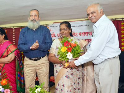 आमच्या  ग्रंथपाल सौ रूपा मुळे यांचा सत्कार करताना कार्यकारी मंडळ अध्यक्ष श्री अजित कुबेर