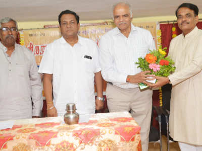 प्रमुख पाहुणे श्री विजयराव जोशी यांचे स्वागत   करताना कार्यकारी मंडळ अध्यक्ष श्री अजित कुबेर