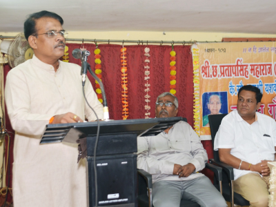 प्रमुख पाहुणे श्री विजयराव जोशी आपले विचार मांडताना