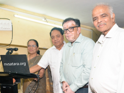 प्रमुख पाहुणे श्री युवराज पवार, कार्यकारी मंडळ अध्यक्ष अजित कुबेर,उपाध्यक्ष अतुल दोशी व कार्यवाह वैदेही कुलकर्णी वेबसाईट उद्घाटन करताना