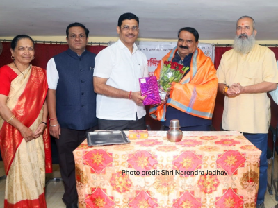 अध्यक्ष श्री अमित कुलकर्णी सत्कार करतांना