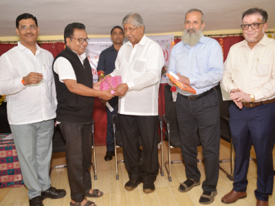 संचालक डॉ.राजेंद्र माने यांचा सत्कार करतांना