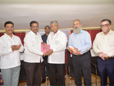 संचालक श्री प्रदीप कांबळे यांचा सत्कार करतांना