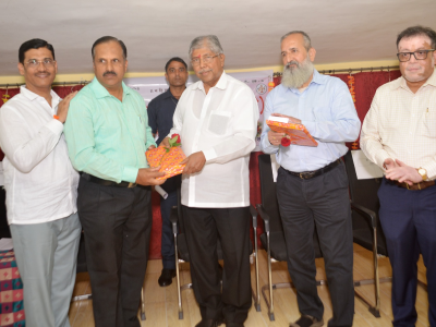 संचालक श्री जयंत देशपांडे यांचा सत्कार करतांना
