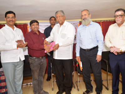 संचालक श्री प्रसाद गरगटे यांचा सत्कार करतांना
