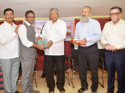 संचालक श्री नारायण जाधव यांचा सत्कार करतांना