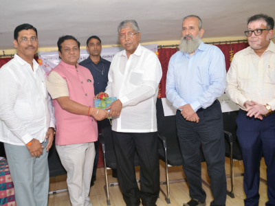 कार्यकारी मंडळ स्वीकृत संचालक श्री विनोद कुलकर्णी यांचा सत्कार करतांना
