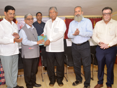 कार्यकारी मंडळ स्वीकृत संचालक डॉ.संदीप श्रोत्री  यांचा सत्कार करतांना