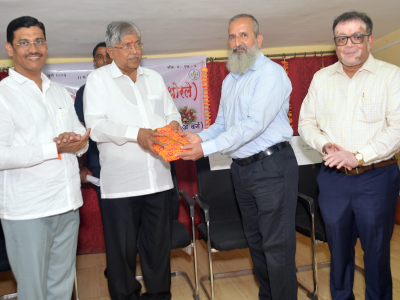विश्वस्त समिती अध्यक्ष श्री अनंतराव जोशी यांचा सत्कार करताना