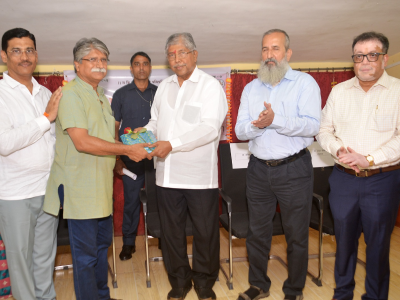 विश्वस्त समिती संचालक श्री अतुल शालगर  यांचा सत्कार करताना