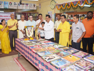 दिवाळी अंक योजनेचे उद्घाटन करताना प्रा.अनिल बोधे