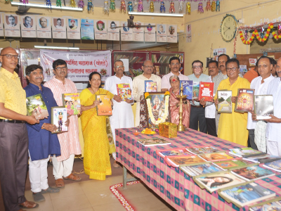 दिवाळी अंक वितरीत करताना प्रा. बोधे व सभासद